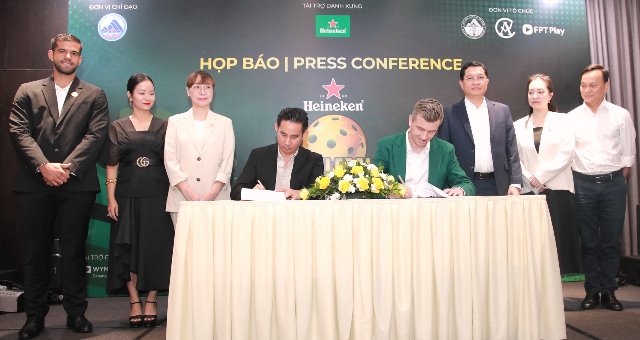 Lễ k&yacute; kết giữa đơn vị tổ chức v&agrave; đại diện Heineken Việt Nam - nh&agrave; t&agrave;i trợ danh xưng của giải