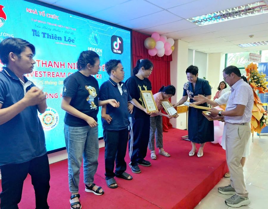 Doanh nh&acirc;n Trần Huệ Ngọc c&ograve;n d&agrave;nh nhiều t&acirc;m huyết cho c&aacute;c hoạt động cộng đồng.