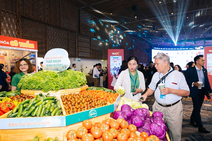 Cổ Đ&ocirc;ng tham quan quầy h&agrave;ng rau củ quả tươi của WinEco - Một c&ocirc;ng ty trong hệ sinh th&aacute;i Masan Group