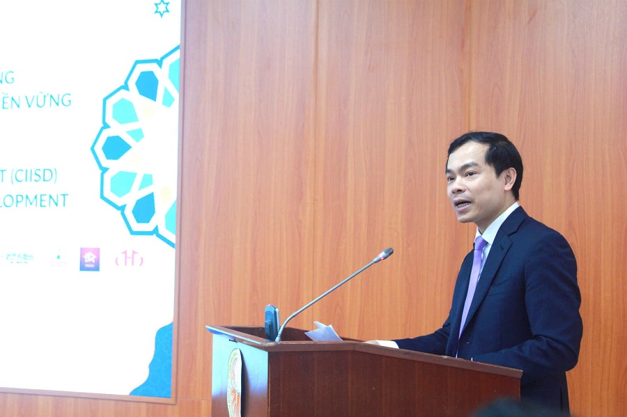 PGS.TS. Nguyễn Mạnh H&ugrave;ng, Ph&oacute; Gi&aacute;m đốc Học viện Ch&iacute;nh trị quốc gia Hồ Ch&iacute; Minh ph&aacute;t biểu tại Hội thảo