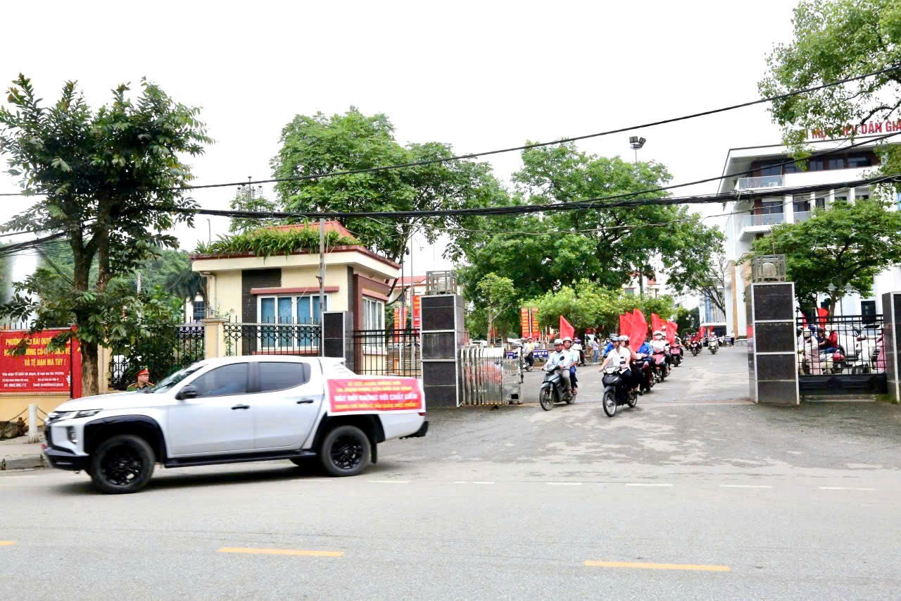 C&aacute;c lực lượng đ&atilde; tham gia diễu h&agrave;nh tuy&ecirc;n truyền tr&ecirc;n c&aacute;c tuyến đường ch&iacute;nh của phường Y&ecirc;n B&aacute;i.