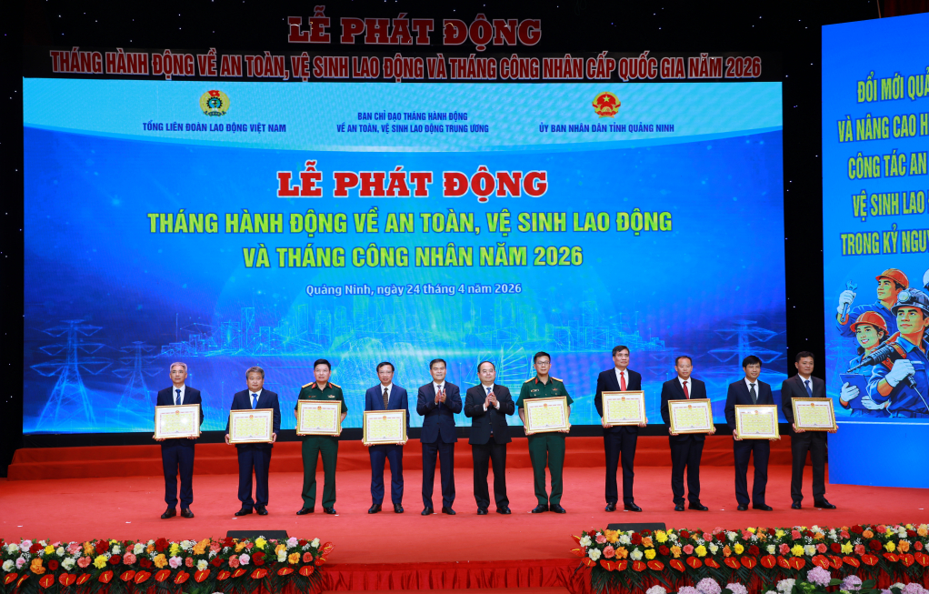 C&aacute;c tập thể v&agrave; c&aacute; nh&acirc;n c&oacute; th&agrave;nh t&iacute;ch trong phong tr&agrave;o Đảm bảo ATVSLĐ tr&ecirc;n địa b&agrave;n tỉnh Quảng Ninh được nhận Bằng khen của UBND tỉnh