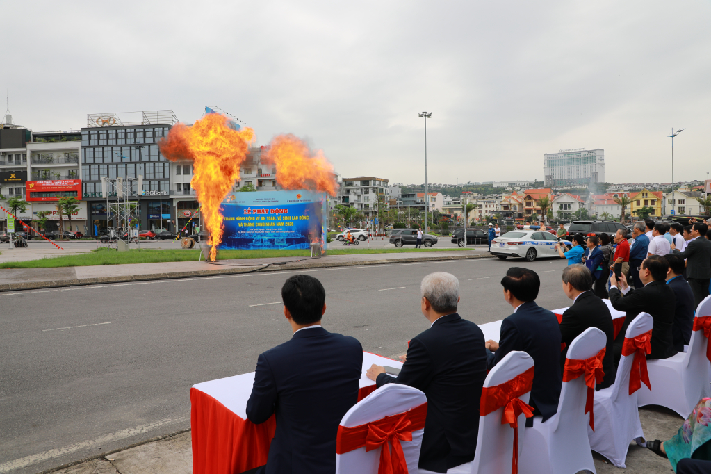 Đại biểu theo d&otilde;i Trung t&acirc;m An to&agrave;n mỏ (TKV) tr&igrave;nh diễn một số thử nghiệm về ch&aacute;y nổ kh&iacute; m&ecirc; tan v&agrave; bụi than để tuy&ecirc;n truyền n&acirc;ng cao nhận thức, &yacute; thức ph&ograve;ng chống ch&aacute;y nổ, đảm bảo an to&agrave;n lao động trong khai th&aacute;c than n&oacute;i ri&ecirc;ng v&agrave; lao động n&oacute;i chung