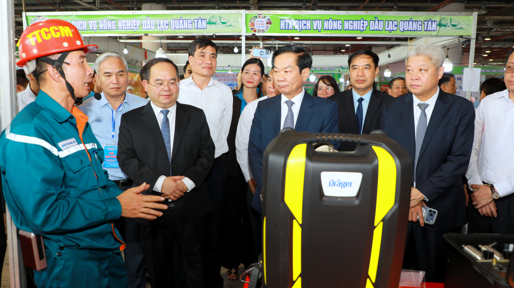 C&aacute;c vị đại biểu tham quan gian h&agrave;ng trưng b&agrave;y triển l&atilde;m c&aacute;c sản phẩm c&ocirc;ng nghệ, thiết bị hiện đại về c&ocirc;ng t&aacute;c ATVSLĐ, bảo vệ sức khoẻ cho người lao động trong khu&ocirc;n khổ lễ ph&aacute;t động