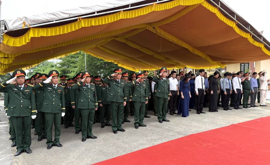 C&aacute;c đại biểu d&agrave;nh ph&uacute;t mặc niệm tri &acirc;n c&aacute;c anh h&ugrave;ng liệt sĩ