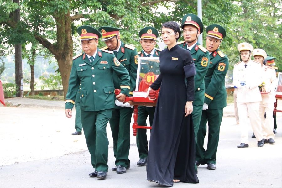 L&atilde;nh đạo địa phương c&ugrave;ng c&aacute;c đại biểu v&agrave; nh&acirc;n d&acirc;n đưa tiễn c&aacute;c liệt sĩ về nơi an t&aacute;ng