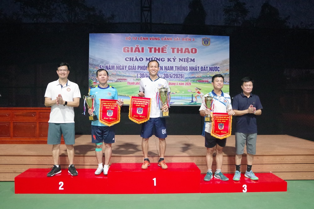 Thủ trưởng Bộ Tư lệnh V&ugrave;ng trao cờ, c&uacute;p lưu niệm cho c&aacute;c đội, vận động vi&ecirc;n tham gia giải