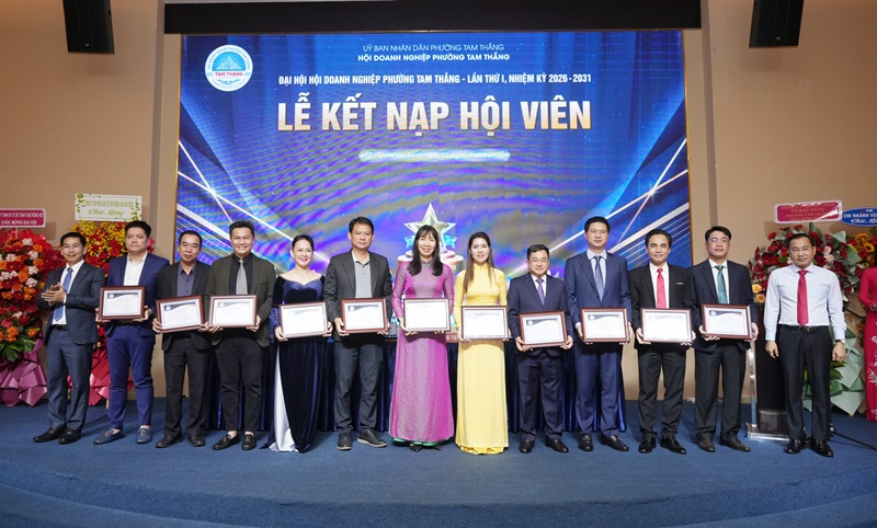 Hội Doanh nghiệp phường Tam Thắng trao chứng nhận hội vi&ecirc;n