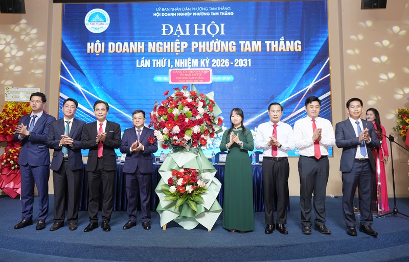 B&agrave; Trần Thụy Cẩm Lệ - B&iacute; thư Đảng ủy, Chủ tịch HĐND Phường Tam Thắng, &ocirc;ng L&ecirc; Xu&acirc;n T&uacute;, Chủ tịch UBND phường c&ugrave;ng l&atilde;nh đạo thường trực Đảng ủy, HĐND, UBND phường Tam Thắng dự v&agrave; ch&uacute;c mừng Đại hội.