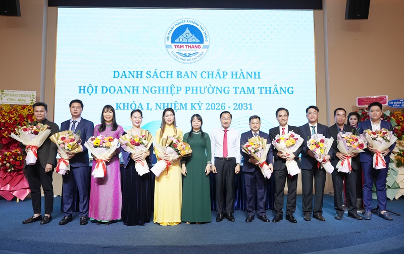 L&atilde;nh đạo phường Tam Thắng tặng hoa ch&uacute;c mừng Ban chấp h&agrave;nh Hội Doanh nghiệp phường kh&oacute;a I, nhiệm kỳ 2026 - 2031.
