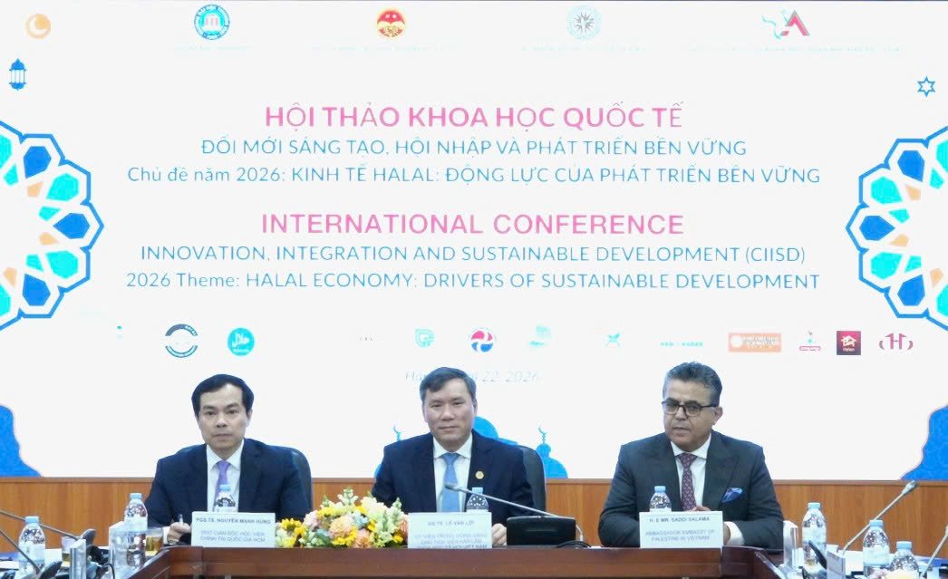 GS.TS. L&ecirc; Văn Lợi - Ủy vi&ecirc;n Trung ương Đảng, Chủ tịch Viện H&agrave;n l&acirc;m Khoa học x&atilde; hội Việt Nam ph&aacute;t biểu chủ tr&igrave; Hội thảo