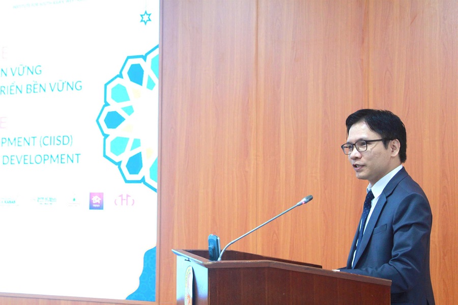 PGS.TS. Nguyễn Xu&acirc;n Trung, Viện trưởng Viện Nghi&ecirc;n cứu Nam &Aacute;, T&acirc;y &Aacute; v&agrave; Ch&acirc;u Phi ph&aacute;t biểu đề dẫn Hội thảo