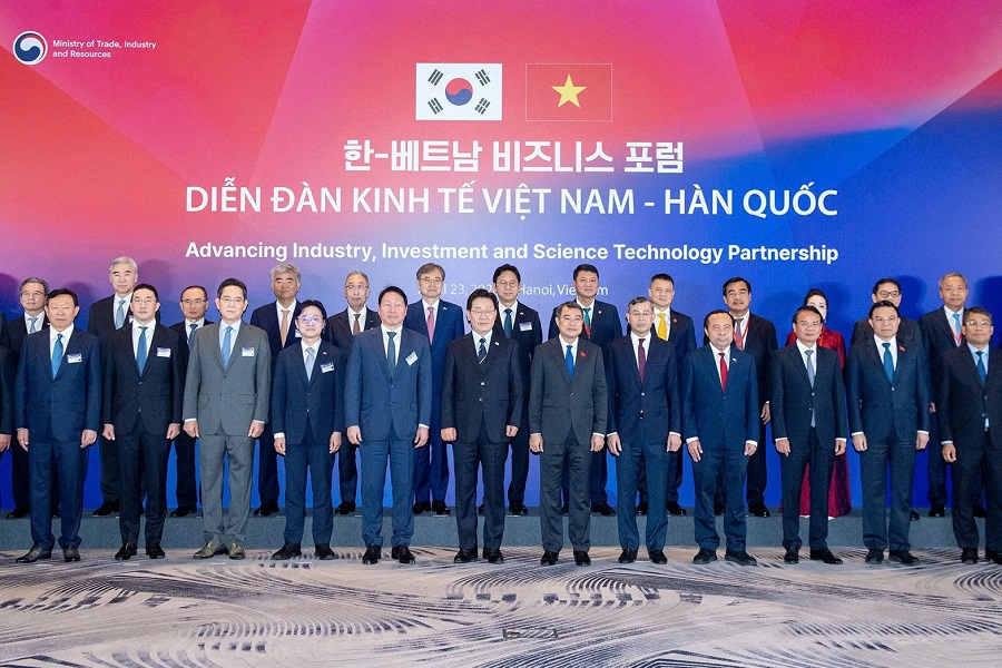 Thủ tướng Ch&iacute;nh phủ Việt Nam L&ecirc; Minh Hưng v&agrave; Tổng thống H&agrave;n Quốc Lee Jae Myung chụp ảnh lưu niệm c&ugrave;ng đại diện l&atilde;nh đạo c&aacute;c tập đo&agrave;n, doanh nghiệp hai nước