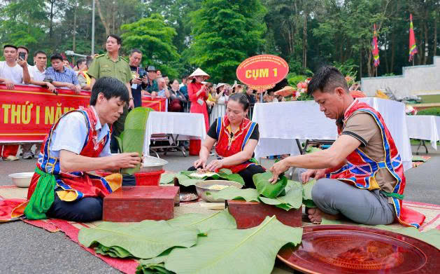 180 nghệ nh&acirc;n tham gia hội thi g&oacute;i b&aacute;nh chưng.