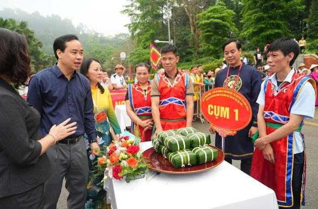 Ban Tổ chức kiểm tra việc g&oacute;i v&agrave; trang tr&iacute; b&aacute;nh chưng của c&aacute;c đội trước khi mang đi luộc.