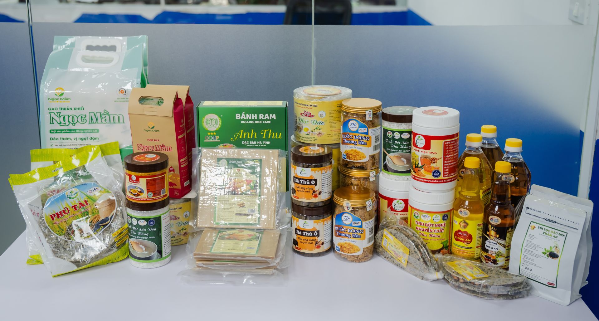 Đằng sau sự phong ph&uacute; của c&aacute;c sản phẩm OCOP, đặc sản v&ugrave;ng miền tỉnh H&agrave; Tĩnh l&agrave; c&acirc;u hỏi l&agrave;m thế n&agrave;o để nh&agrave; b&aacute;n &ldquo;l&ecirc;n s&agrave;n&rdquo; v&agrave; vận h&agrave;nh b&agrave;i bản.