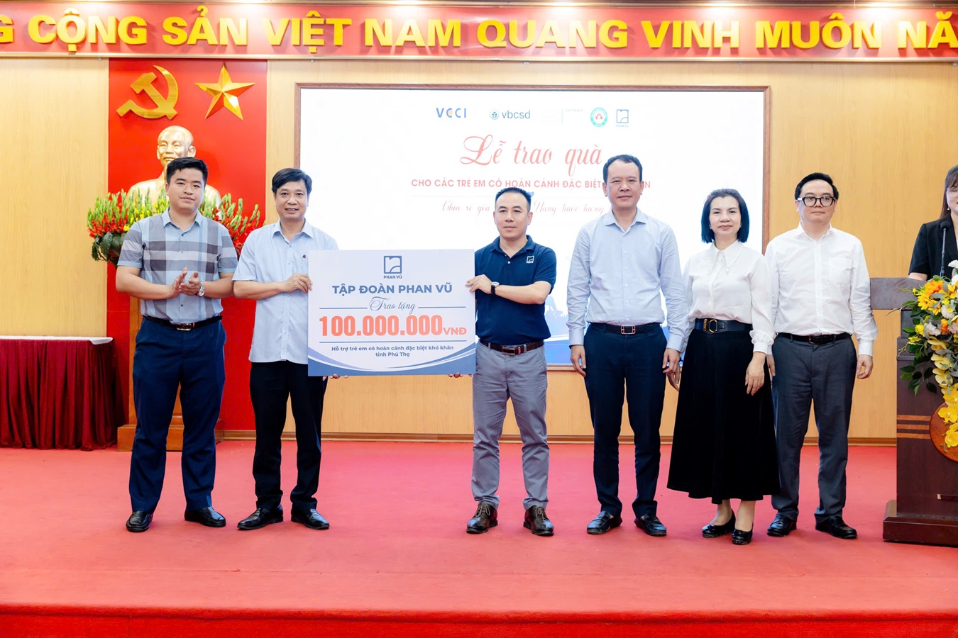 &Ocirc;ng Lương Anh Ki&ecirc;m - GĐ Ph&aacute;t triển Kinh doanh Tập đo&agrave;n Phan Vũ. Đại diện cho Phan Vũ trao qu&agrave; tại L&agrave;ng Hy Cương..