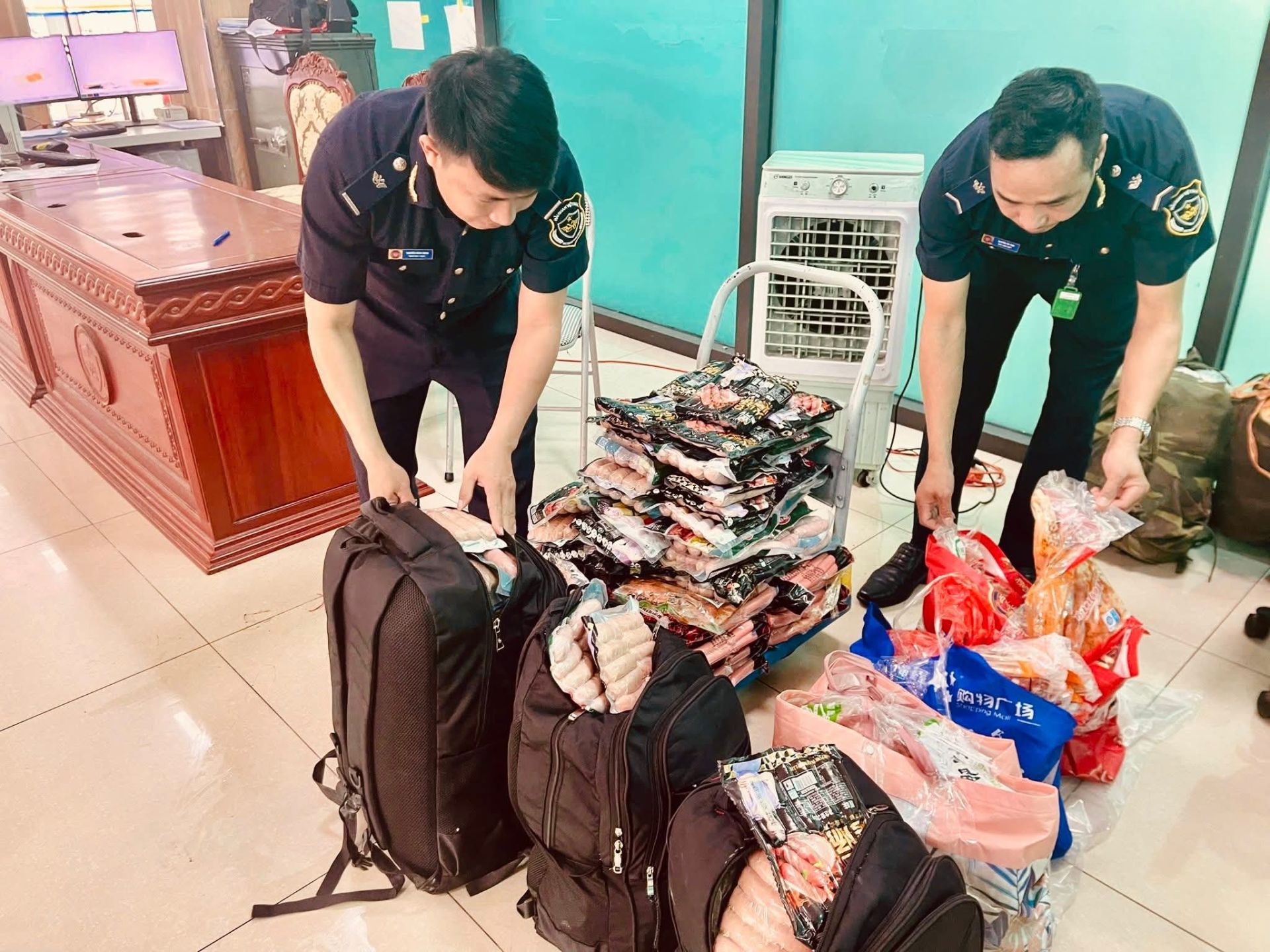 Triển khai cao điểm kiểm tra thực phẩm nhập khẩu, lực lượng Hải quan liên tiếp phát hiện vi phạm tại cửa khẩu Lào Cai