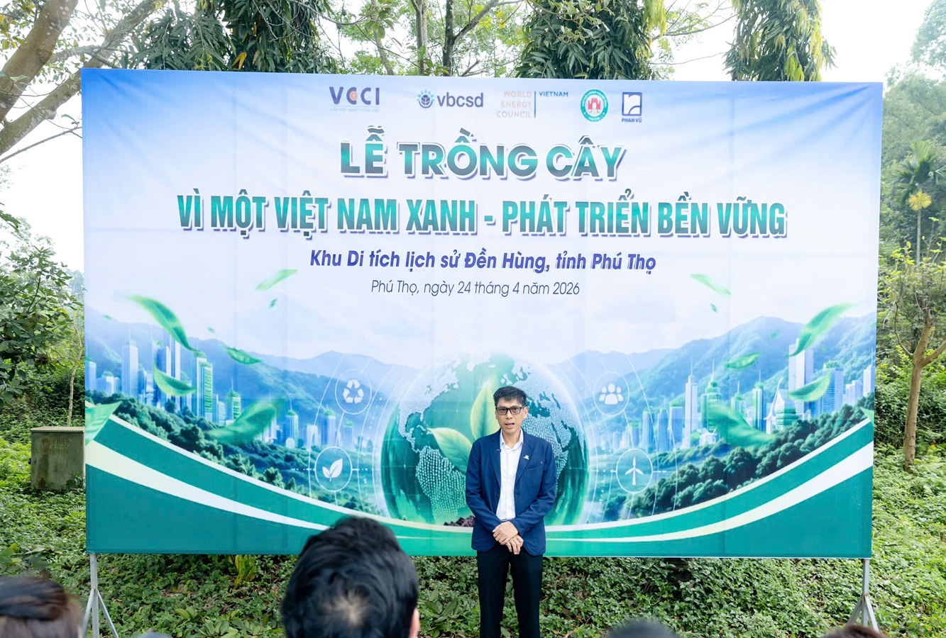 &Ocirc;ng Đặng Kiện H&ugrave;ng, Tổng Gi&aacute;m đốc Tập đo&agrave;n Phan Vũ ph&aacute;t biểu tại lễ trồng c&acirc;y