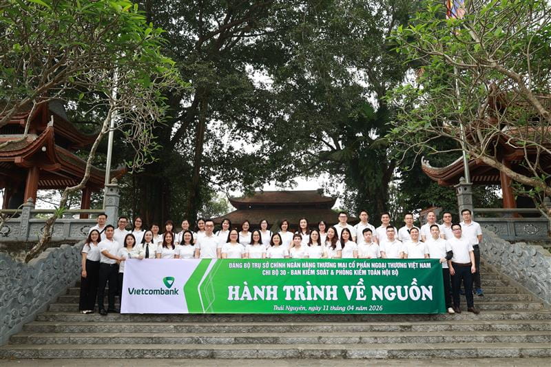 Chi bộ 30 thuộc Đảng bộ TSC Vietcombank đ&atilde; tổ chức th&agrave;nh c&ocirc;ng h&agrave;nh tr&igrave;nh về nguồn tại Khu di t&iacute;ch lịch sử Quốc gia 27/7 tỉnh Th&aacute;i Nguy&ecirc;n. Ảnh: VCB