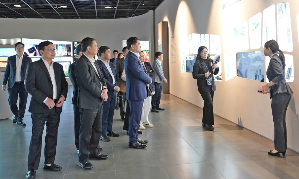 Đo&agrave;n c&ocirc;ng t&aacute;c tỉnh Bắc Ninh nghe giới thiệu về Samsung Innovation Museum (SIM).