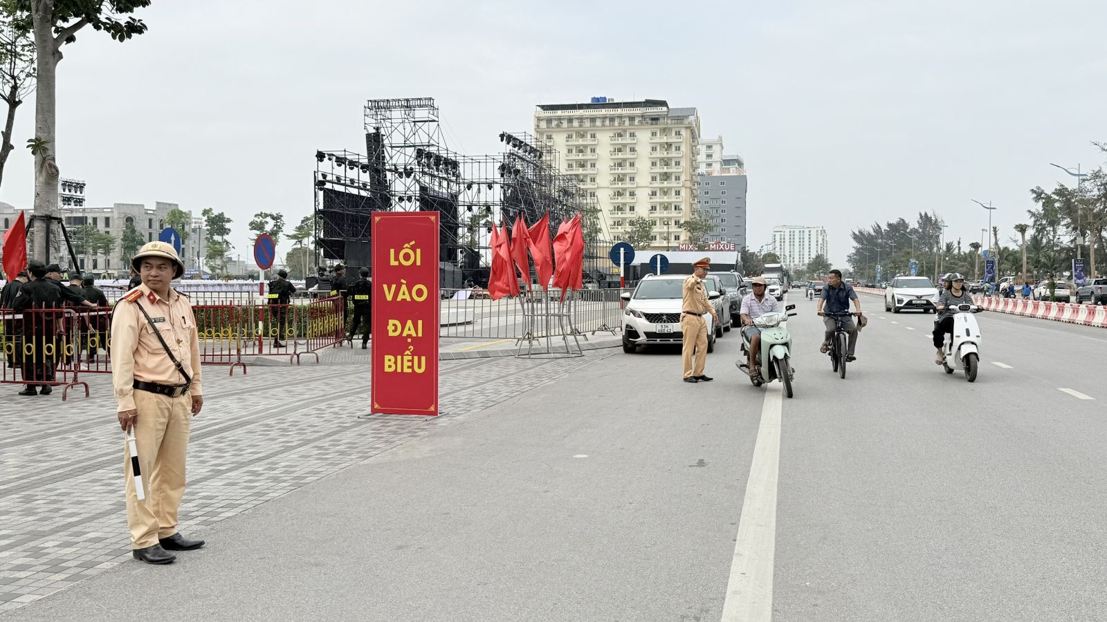 lực lượng Cảnh s&aacute;t giao th&ocirc;ng sẽ tổ chức ph&acirc;n luồng, điều tiết giao th&ocirc;ng từ xa, hạn chế tối đa &ugrave;n tắc