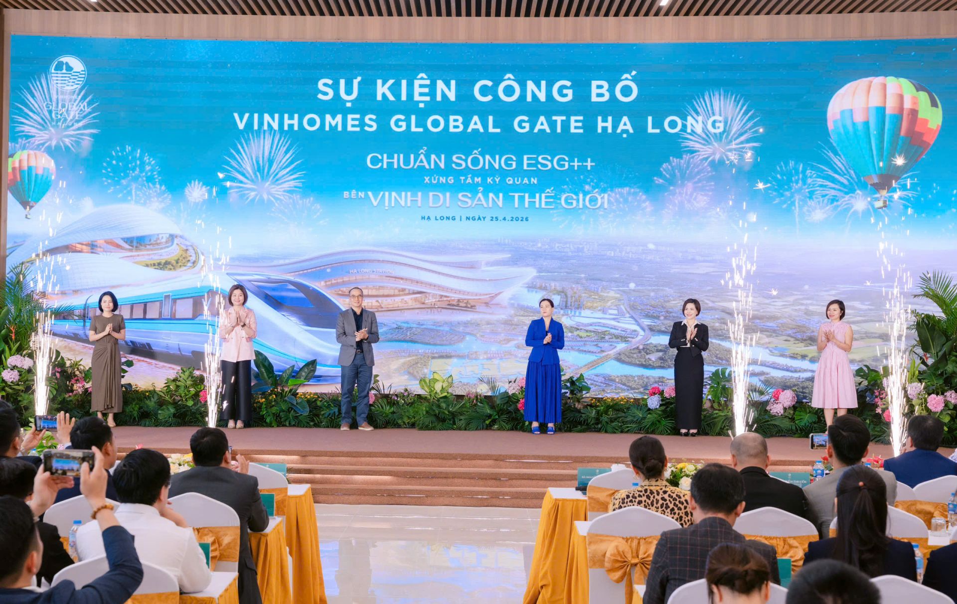 L&atilde;nh đạo C&ocirc;ng ty CP Vinhomes thực hiện nghi thức ra mắt dự &aacute;n Vinhomes Global Gate Hạ Long