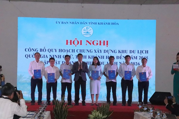 Khen thưởng c&aacute;c tập thể c&oacute; th&agrave;nh t&iacute;ch