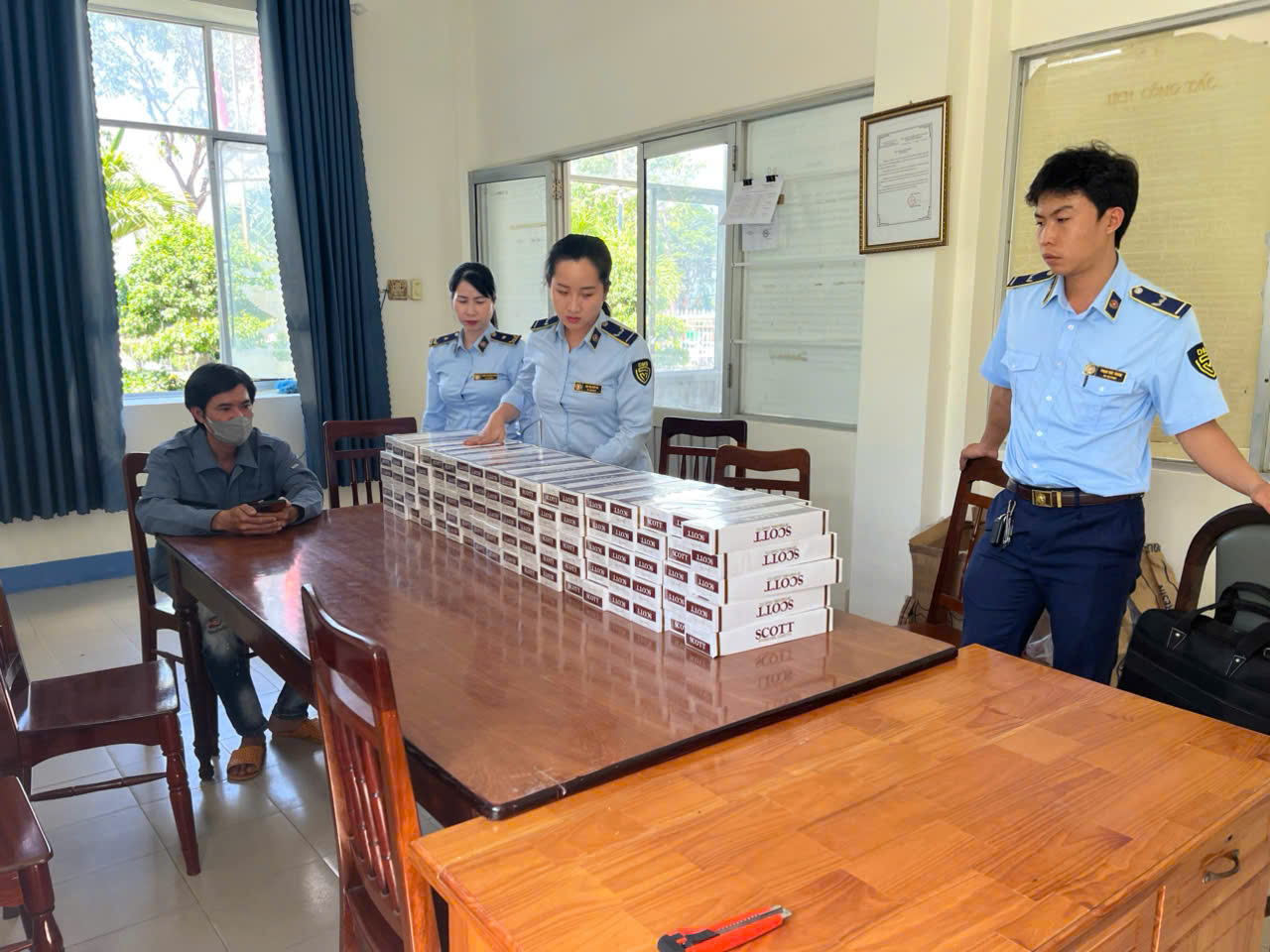 Khánh Hòa: Tạm giữ 900 bao thuốc lá nhập lậu vận chuyển bằng xe máy