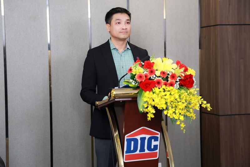 &Ocirc;ng Nguyễn H&ugrave;ng Cường, Chủ tịch HĐQT DIC Group ph&aacute;t biểu tại Đại hội