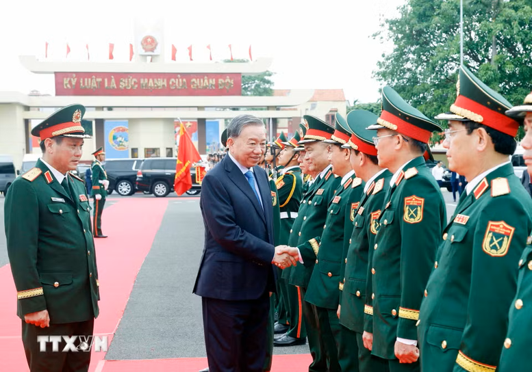 Tổng B&iacute; thư, Chủ tịch nước T&ocirc; L&acirc;m, B&iacute; thư Qu&acirc;n ủy Trung ương dự Lễ đ&oacute;n nhận danh hiệu &ldquo;Anh h&ugrave;ng Lực lượng vũ trang nh&acirc;n d&acirc;n&rdquo; của Qu&acirc;n khu 5 - Ảnh: TTXVN