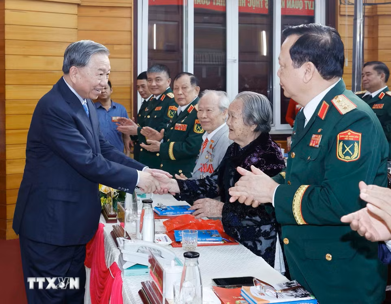 Tổng B&iacute; thư, Chủ tịch nước T&ocirc; L&acirc;m, B&iacute; thư Qu&acirc;n ủy Trung ương dự Lễ đ&oacute;n nhận danh hiệu &ldquo;Anh h&ugrave;ng Lực lượng vũ trang nh&acirc;n d&acirc;n&rdquo; của Qu&acirc;n khu 5 - Ảnh: TTXVN