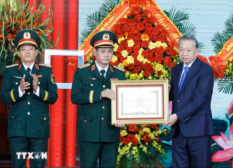 Tổng B&iacute; thư, Chủ tịch nước T&ocirc; L&acirc;m, B&iacute; thư Qu&acirc;n ủy Trung ương trao Danh hiệu Anh h&ugrave;ng LLVT Nh&acirc;n d&acirc;n tặng Qu&acirc;n khu 5, Bộ Quốc ph&ograve;ng - Ảnh: TTXVN