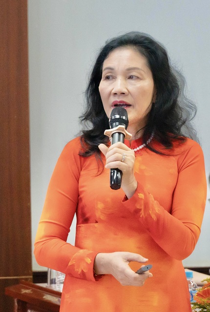 B&agrave; Phạm Thị Thanh Hương tr&igrave;nh b&agrave;y B&aacute;o c&aacute;o. Ảnh: Đ-Ph&uacute;.