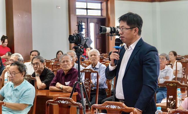 Đại diện một cổ đ&ocirc;ng ph&aacute;t biểu &yacute; kiến. Ảnh: Đ-Ph&uacute;