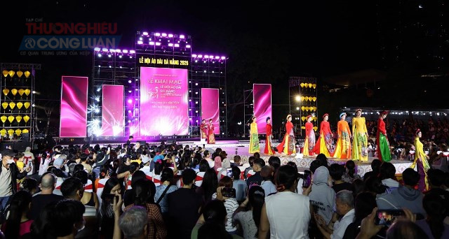 Lễ hội năm nay diễn ra từ ng&agrave;y 24 đến ng&agrave;y 26.4 tại nhiều kh&ocirc;ng gian của trung t&acirc;m th&agrave;nh phố Đ&agrave; Nẵng v&agrave; kết nối với đ&ocirc; thị cổ Hội An.