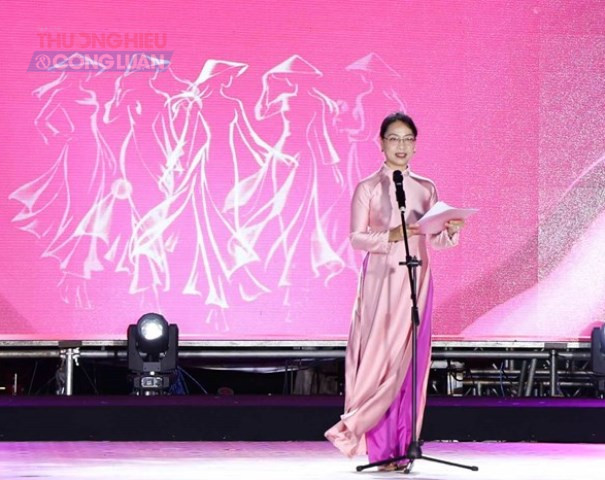 B&agrave; Nguyễn Thị Hội An - Ph&oacute; Gi&aacute;m đốc Sở VHTTDL TP. Đ&agrave; Nẵng ph&aacute;t biểu tại lễ khai mạc Lễ hội &Aacute;o d&agrave;i Đ&agrave; Nẵng năm 2026