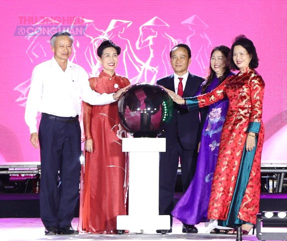 L&atilde;nh đạo TP. Đ&agrave; Nẵng c&ugrave;ng c&aacute;c đại biểu thực hiện nghi thức khai mạc Lễ hội &Aacute;o d&agrave;i Đ&agrave; Nẵng 2026.