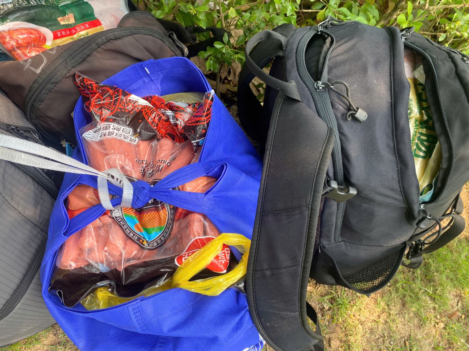 Cơ quan Hải quan x&aacute;c định c&aacute;c đối tượng thường lợi dụng đường m&ograve;n, lối mở, vận chuyển tr&aacute;i ph&eacute;p thực phẩm kh&ocirc;ng r&otilde; nguồn gốc v&agrave;o nội địa.