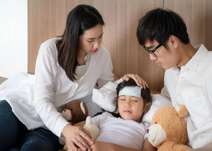 Cha mẹ cùng được nghỉ, cùng hưởng chế độ khi chăm con ốm