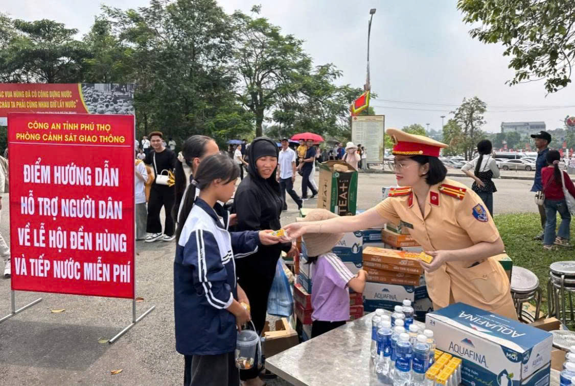 CSGT Phú Thọ phát miễn phí hàng trăm thùng nước và sữa cho người dân về Giỗ Tổ