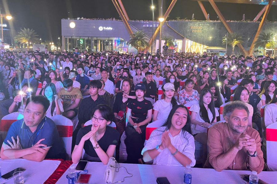 Chương tr&igrave;nh thu h&uacute;t sự tham gia của đ&ocirc;ng đảo du kh&aacute;ch, người d&acirc;n tr&ecirc;n địa b&agrave;n