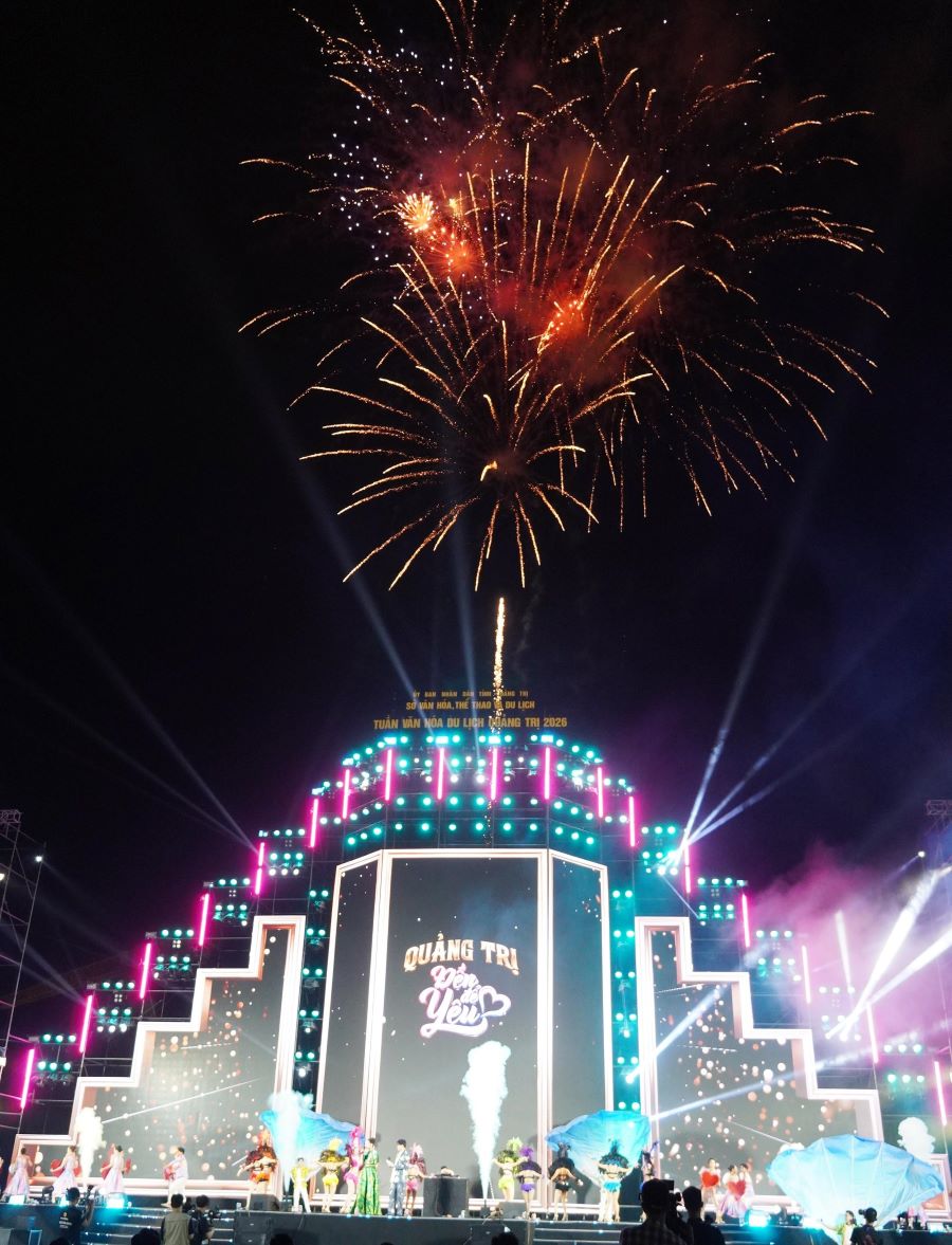 Chương tr&igrave;nh kh&eacute;p lại với m&agrave;n bắn ph&aacute;o hoa rực rỡ