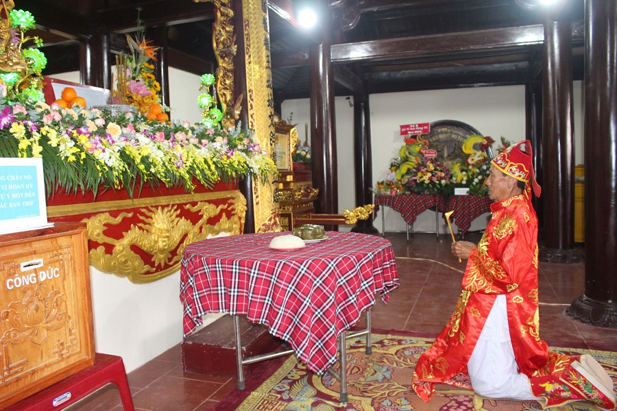 Chủ lễ l&agrave;m lễ C&aacute;o yết trong ng&agrave;y Giỗ Tổ