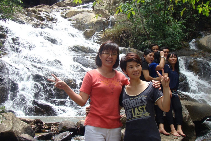 Chụp ảnh kỷ niệm b&ecirc;n th&aacute;c Liliang