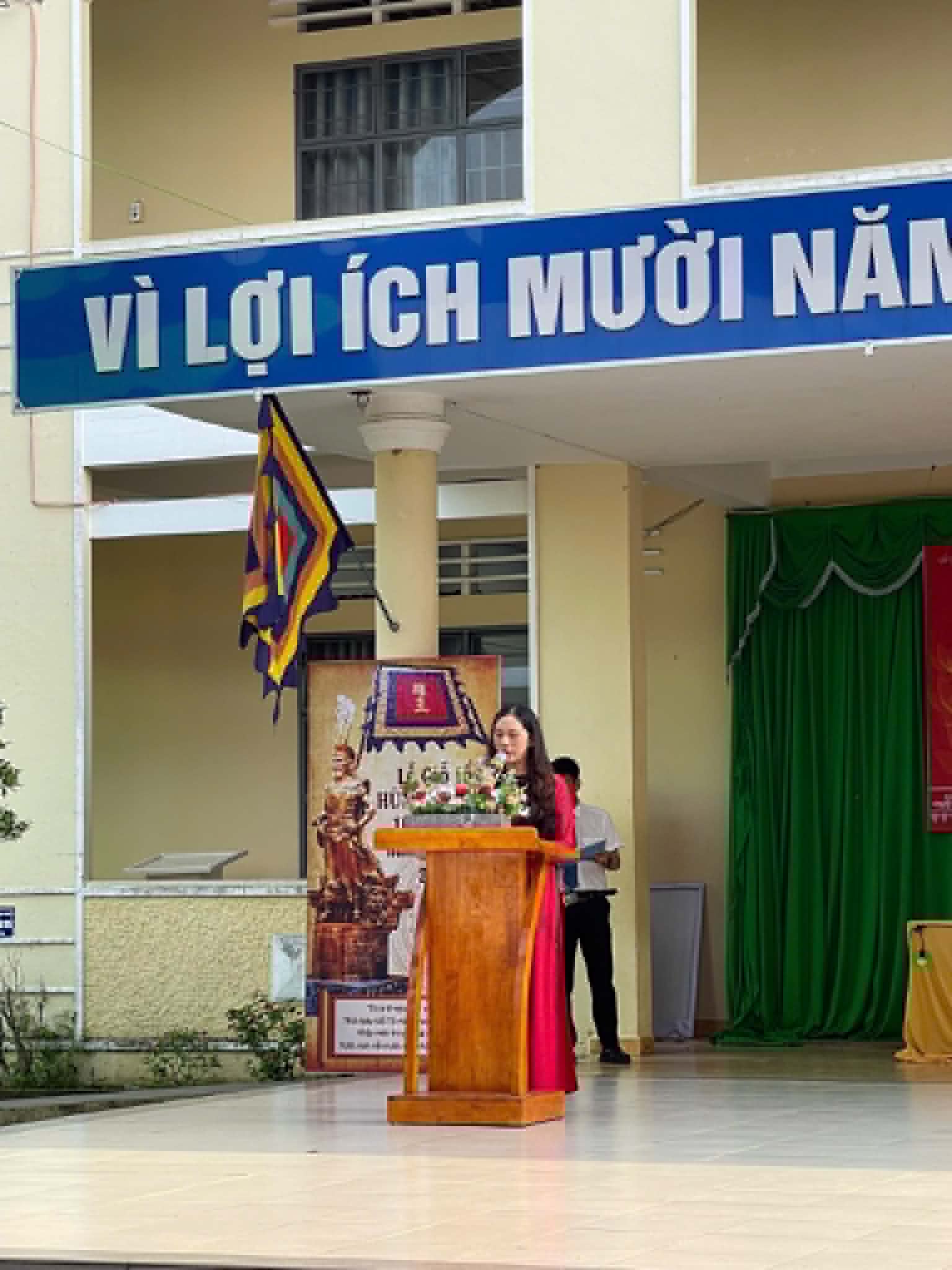 C&ocirc; Nguyễn Thị Kim Huế - Hiệu trưởng nh&agrave; trường ph&aacute;t biểu &yacute; nghĩa của buổi Lễ v&agrave; cảm ơn mọi người về dự Giỗ