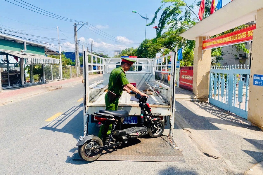 C&ocirc;ng an phường Phước Hội đưa xe đạp điện độ chế của học sinh về nơi tạm giữ