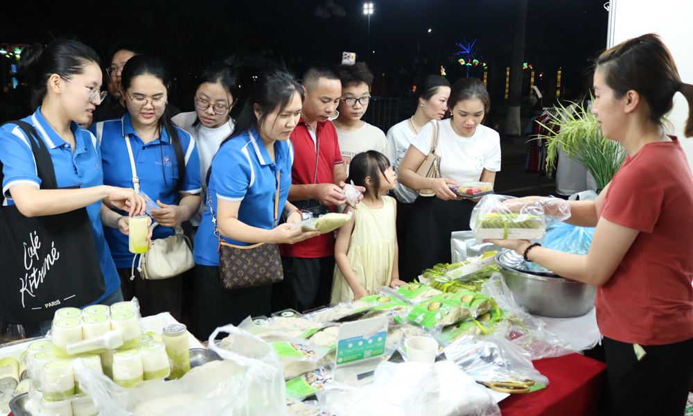 C&ocirc;ng nh&acirc;n mua sắm tại c&aacute;c gian h&agrave;ng.