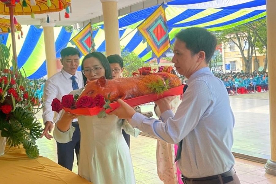 Đại diện gi&aacute;o vi&ecirc;n, cha mẹ học sinh v&agrave; học sinh d&acirc;ng lễ