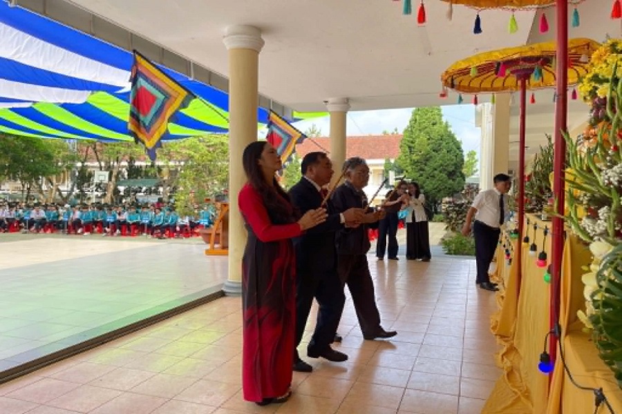 Đại diện l&atilde;nh đạo nh&agrave; trường v&agrave; địa phương thắp hương k&iacute;nh viếng vua H&ugrave;ng